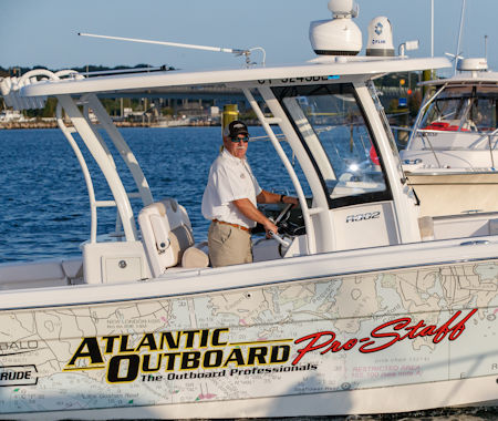 Robalo's R302 Center Console combines fish-ability and bluewater performance in a boat that never backs down.